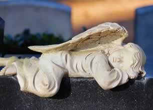 Statue di figure sacre per cimitero